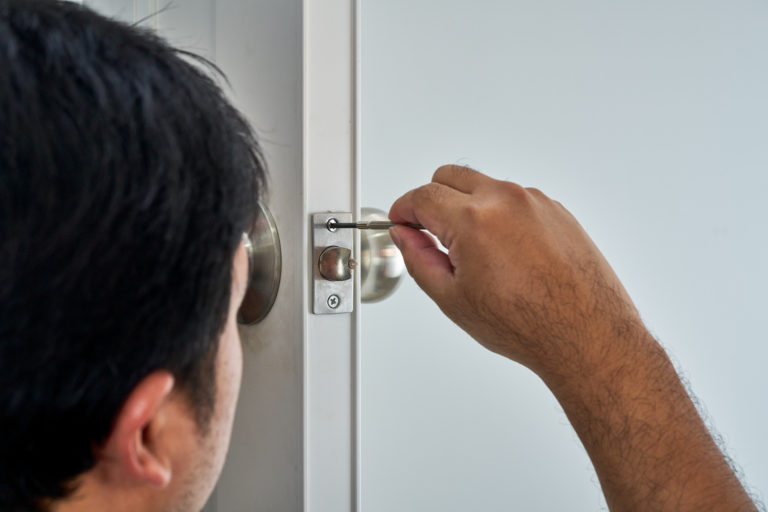 changing door lock locksmith maitland